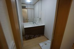 三面鏡裏収納付き洗面化粧台です＾＾ 歯磨きセットやスキンケア用品などの収納に便利ですね。生活感も隠すことができ、来客時にも安心です。