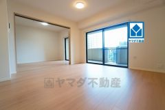 大きな掃き出し窓のあるリビングは、陽光あふれる明るい空間です。ゆったりと寛げる憩いの場となりそうです＾＾