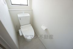 ウォシュレット付きトイレです。1階2階の2ヶ所にトイレがあるので、忙しい朝にもゆとりができますね＾＾