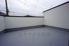 広々としたバルコニー。お洗濯やお布団干しはもちろん、日光浴スペースにも＾＾足元は防水工事施工済です。天気のいい日にはお布団もまとめて干せそうですね＾＾ 