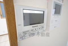 キッチン横からお湯張りがボタン一つで楽々操作できる給湯機リモコンです＾＾忙しい夕飯の準備の時間帯に重宝しますね。