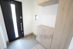 採光も考えられた明るい玄関です。たっぷり収納できるシューズボックス付きなので、家族全員の靴がきれいに整頓できます。