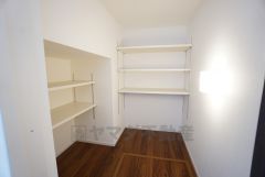 和室には可動棚タイプの収納が付いています＾＾すっきりと整理整頓でき気持ちよく過ごせますね＾＾