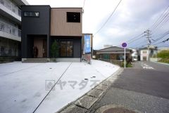 前面道路幅は約6ｍなのでお車の出し入れがしやすそうですね＾＾