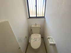 1階2階の2ヶ所にトイレがありますので、忙しい朝にも家族に気を使わず、ゆとりが生まれますね＾＾ 小窓付きで換気する時に便利です＾＾