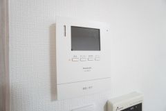 防犯はもちろん、セールスマン対策にもなるモニター付きインターホンです。お子さん1人での留守番時にも活躍しそうです。