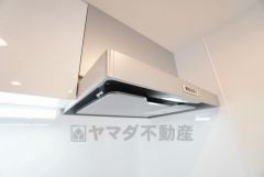 コンロ上には換気扇完備＾＾調理時の蒸気や匂いが換気扇に誘導され、効率的に排煙ができます＾＾