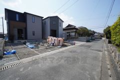 前面道路は北側約3.9ｍの公道に面しています。 住人以外の車の進入も少なく、小さなお子様を持つご家庭にも安心です。