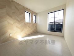 主寝室としてお使いいただけそうなこちらのお部屋は、日当たりが良く、爽やかな風を感じて起きる朝は、快適生活の始まりに。アクセントクロスでお洒落な空間です＾＾