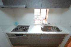 収納も、作業スペースも広々と設けられた使いやすいシステムキッチンです＾＾ 壁で仕切られており、リビングやダイニングでの寛ぎを邪魔しない仕様です＾＾生活感が出にくいので急な来客にも困りませんね＾＾ 