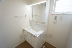 三面鏡裏収納付き洗面化粧台です＾＾ 歯磨きセットやスキンケア用品などの収納に便利ですね。 ランドリースペース上部には窓も付いており換気に便利です＾＾