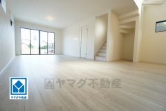 大きな掃き出し窓のあるリビングは、陽光あふれる明るい空間です。ゆったりと寛げる憩いの場となりそうです。