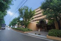 前面道路は広く、車同士がすれ違うスペースが十分にあります。落ち着いた住宅地内で快適な生活を実現してみませんか＾＾