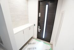 採光も考えられた明るい玄関です。たっぷり収納できるシューズボックス付きなので、家族全員の靴がきれいに整頓できます。