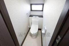 1階2階の2ヶ所にトイレがありますので、忙しい朝にも家族に気を使わず、ゆとりが生まれますね＾＾ 小窓付きで換気する時に便利です＾＾