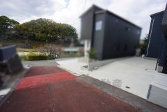 前面道路幅は約4.2ｍ。 駐車スペースは2台分（ビルトインガレージ1台分含む）＾＾