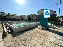  バス停「皿山1丁目」まで徒歩:5分。 スーパーまで徒歩7分。 カースペースは停めやすい並列駐車2台付き。