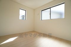 2面採光を確保した明るい室内は、風通しも良く、大変居心地の良い空間となっております。日当たりがよく、子供部屋としての利用もおすすめ。 