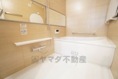 1日の疲れを癒すくつろぎのバスルーム。足を伸ばしてもゆったりと入れるサイズです。お子様と一緒にお風呂に入っても狭くないですね＾＾