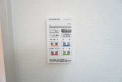 浴室暖房乾燥機には、暖房、乾燥、涼風、換気の4つの機能が付いています。タイマー付きです。換気・雨の日の洗濯も安心です＾＾