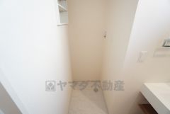 ランドリースペース。隣には洗剤などが置ける収納スペース付き＾＾