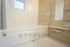 1日の疲れを癒すくつろぎのバスルーム。足を伸ばしてもゆったりと入れるサイズです。お子様と一緒にお風呂に入っても狭くないですね＾＾