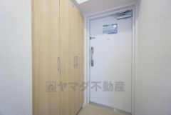 ご家族の靴をスッキリと収納できそうなシューズボックス付きの玄関。