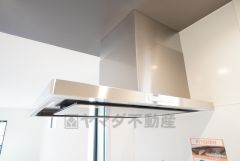 コンロ上には換気扇完備＾＾すぐ横に小窓が設けられているので、換気扇と合わせてWで換気できます＾＾