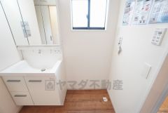 ランドリースペース上部には窓も付いており換気に便利です＾＾