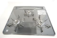 3種類の料理が同時に調理できる、3口ガスコンロ。忙しい夕食の支度時間が短縮できて効率よくお料理が楽しめます。