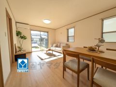 16帖。大きな掃き出し窓のあるリビングは、陽光あふれる明るい空間です。ゆったりと寛げる憩いの場となりそうです。