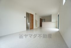 窓から光が差し込む明るいダイニング＾＾
