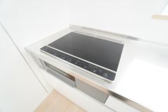 お手入れのしやすいIHクッキングヒーターです。3口コンロなので、効率よくお料理が楽しめます。毎日のお料理も楽しくなりますね＾＾