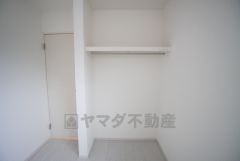 オープンクローゼット付き＾＾ハンガーパイプ下にボックスを置いて、枕棚を活用して、たっぷりと収納できそうです＾＾