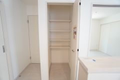 キッチン横にパントリー付き。長期保存ができるもの、調理器具、防災グッズを入れておくのもいいですね。