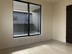 主寝室としてお使いいただけそうなこちらのお部屋は、日当たりが良く、爽やかな風を感じて起きる朝は、快適生活の始まりに。