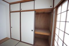 天袋付きの大容量収納を完備＾＾ 布団や季節物、普段使わない荷物などもすっきり収納できます＾＾ 収納力が高く、お部屋を広々と快適に使えるのも魅力です＾＾