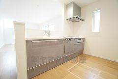 対面式キッチンなのでリビングにいるご家族とコミュニケーションを取りながら洗い物や、お料理が楽しめそうですね＾＾