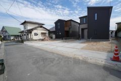 前面道路は北東側4ｍの公道に面しています。マルキョウ小郡店(車2分/750ｍ)イオン小郡ショッピングセンター(車3分/1.1ｋｍ)