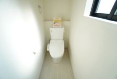 1階2階の2ヶ所にトイレがありますので、忙しい朝にも家族に気を使わず、ゆとりが生まれますね＾＾ 小窓付きで換気する時に便利です＾＾