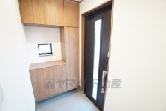 ご家族の靴をスッキリと片付けられるシューズボックス付きの玄関です＾＾スッキリと片付いた玄関は気持ちがいいです。