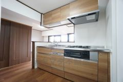 収納も、作業スペースも広々と設けられた使いやすいシステムキッチンです＾＾カウンターキッチンなので、ご家族と会話をしながら楽しくお料理ができます＾＾