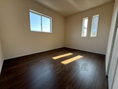 6.5帖洋室。2面採光を確保した明るい室内は、風通しも良く、大変居心地の良い空間となっております。日当たりがよく、子供部屋としての利用もおすすめ。