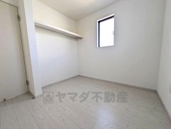 2階4.5帖洋室。家具を選ばないナチュラルなフローリングとシンプルなクロスです＾＾