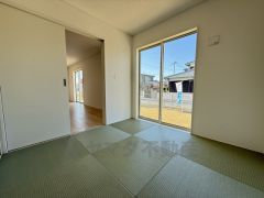 リビング隣には、ホッとできる和室を用意。客間としてはもちろん、お子様のお昼寝スペースや書斎としても活躍してくれそうです＾＾