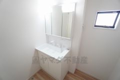 三面鏡裏収納付き洗面化粧台です＾＾ 歯磨きセットやスキンケア用品などの収納に便利ですね。