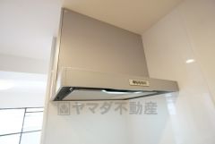 コンロ上には換気扇完備＾＾調理時の蒸気や匂いが換気扇に誘導され、効率的に排煙ができます＾＾