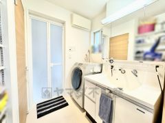 三面鏡裏収納付き洗面化粧台です＾＾