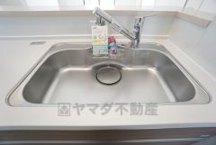 大きなお鍋も楽々洗える幅の広いシンクです＾＾ステンレスシンクなので簡単にお掃除できますよ。洗剤やスポンジもすっきりできる収納付き。