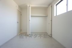 5.2帖。住む人のこだわりを活かす洋室＾＾広めのクローゼットもあり荷物もすっきり片付けられ、ゆとりのある暮らしが出来ます＾＾